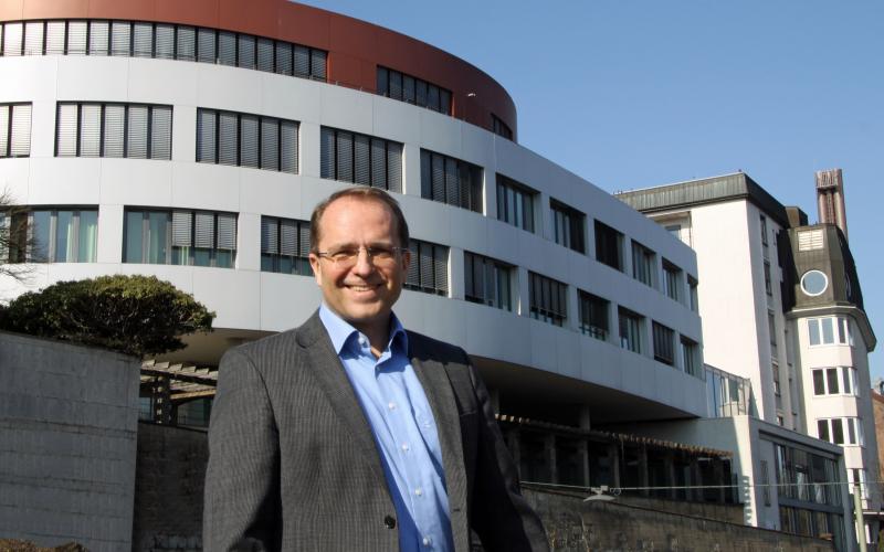 Dr. Sven Fischer ist neuer Chefarzt der Allgemein- und Viszeralchirurgie steht vor dem Elisabeth-Krankenhaus Kassel